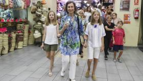 La reina Sofía pasea con sus nietas en Palma, con el ventilador portátil.