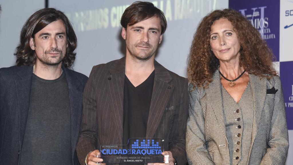 Pablo y Gelete Nieto junto a Belinda Alonso.