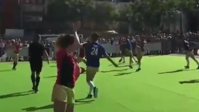 Fútbol y baile, la mezcla más surrealista.