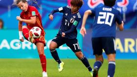 La futbolista de la selección española pinchando el balón