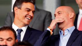 Pedro Sánchez y Luis Rubiales intercambian alguna confesión entre risas