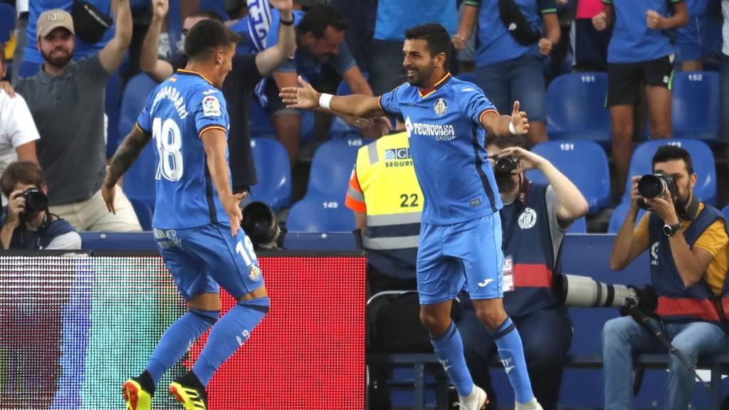 Arambarri se abraza con Ángel, autor del primer gol en el Getafe - Eibar