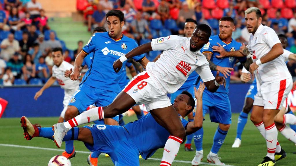 Maksimovic trata de robarle el balón a Diop en el Getafe - Eibar