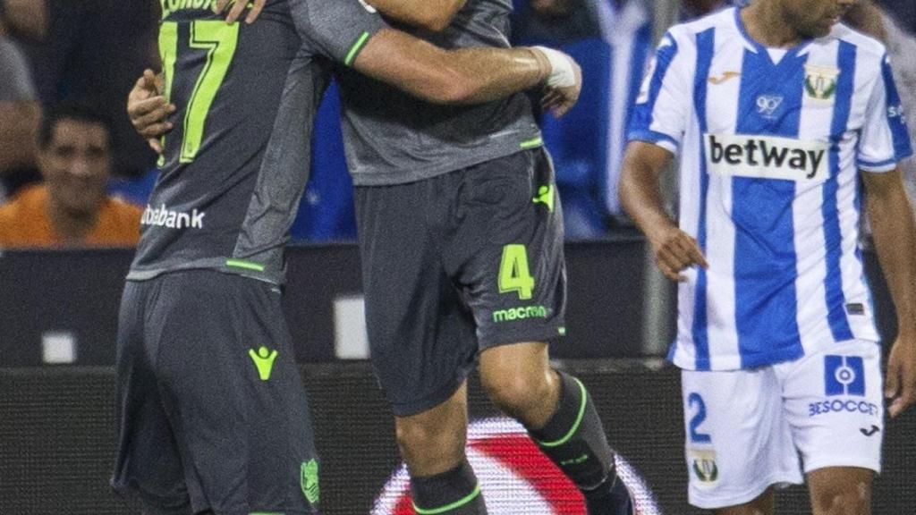 Zurutuza e Illarramendi se abrazan tras marcar un gol en el Leganés - Real Sociedad