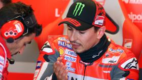 Jorge Lorenzo da instrucciones a uno de sus técnicos, en el box de Ducati en Silverstone.