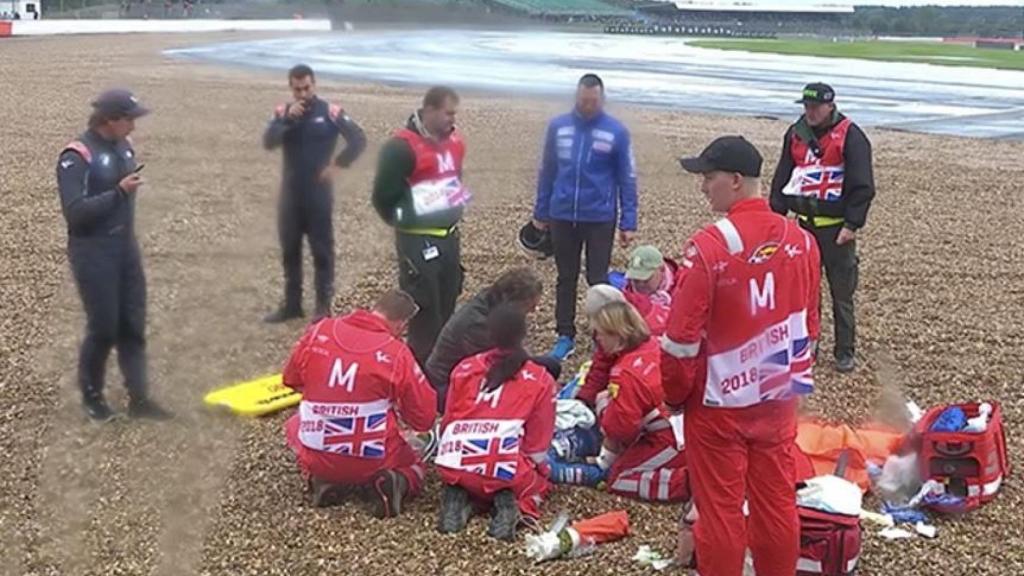 Tito Rabat es atendido por las asistencias médicas, en la curva 7 de Silverstone.