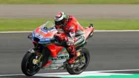 Jorge Lorenzo pilota su Ducati Desmosedici GP18, en el circuito de Silverstone.