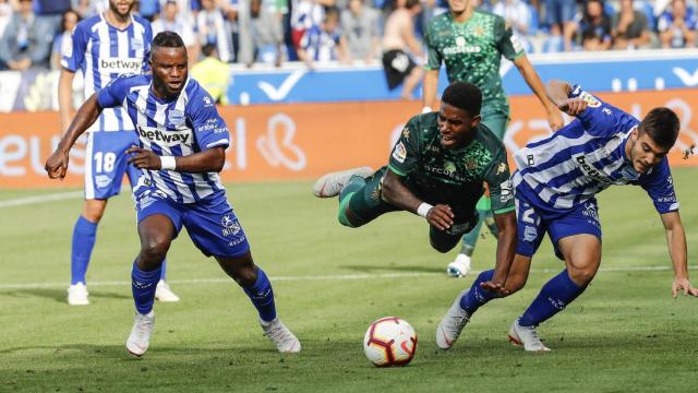 Wakaso, Júnior Firpo y Aguirregabiria disputan un balón en el Alavés - Real Betis