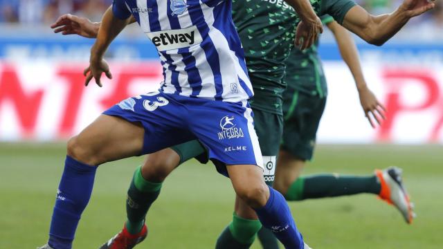 Jony controla un balón frente al Betis