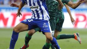 Jony controla un balón frente al Betis