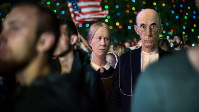 Los protagonistas del 'American Gothic' de Grant Wood en mitad del público de un concierto.