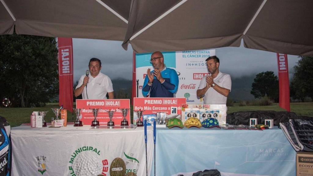 El organizador Carlos Marín, a la izquierda, durante la entrega de trofeos.