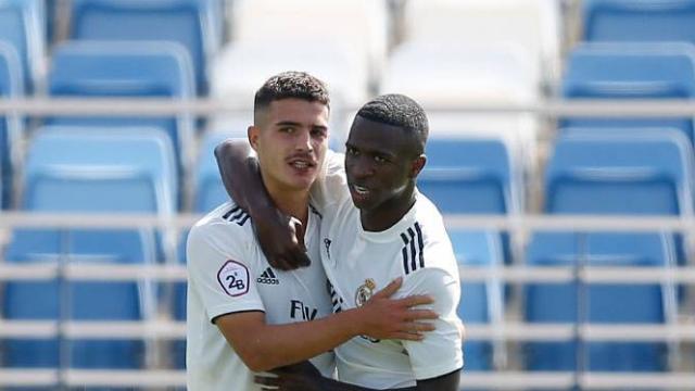 Vinicius abraza a Seoane