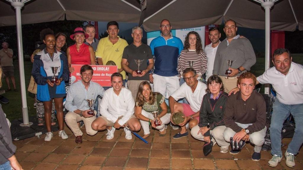 Todos los premiados posan tras el torneo de Llanes del Circuito Marcas contra el Cáncer.