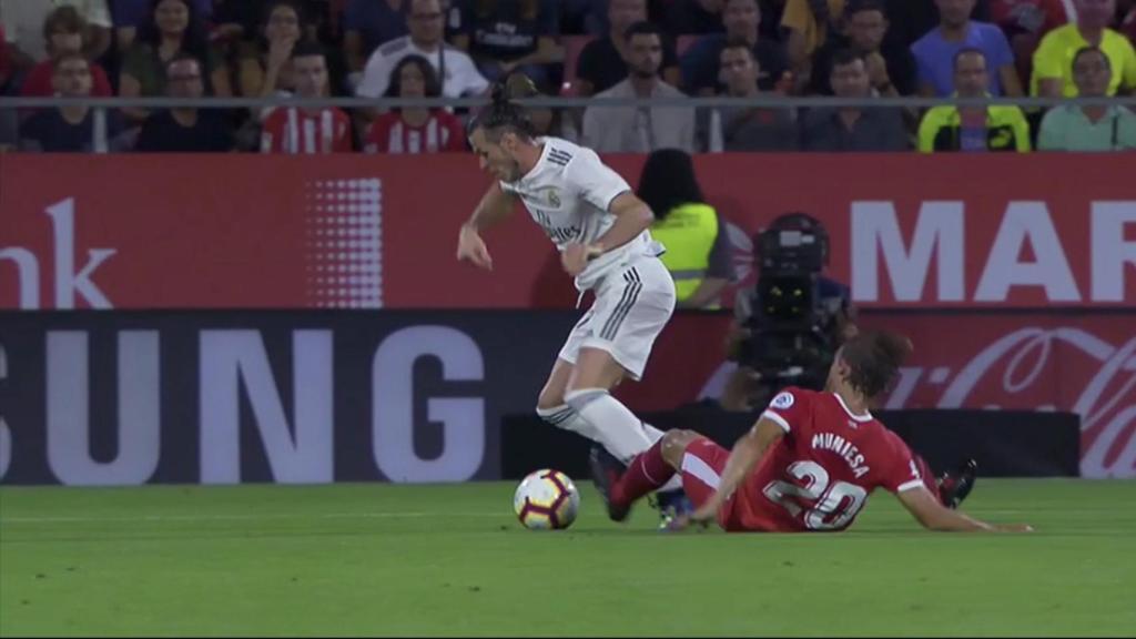 Dura entrada de Muniesa a Gareth Bale