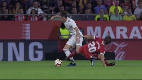 Dura entrada de Muniesa a Gareth Bale