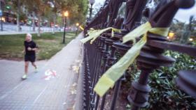 Lazos amarillos en el parque de la Ciudadela de Barcelona.