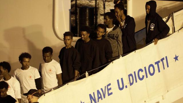 Los inmigrantes desembarcan en Catania