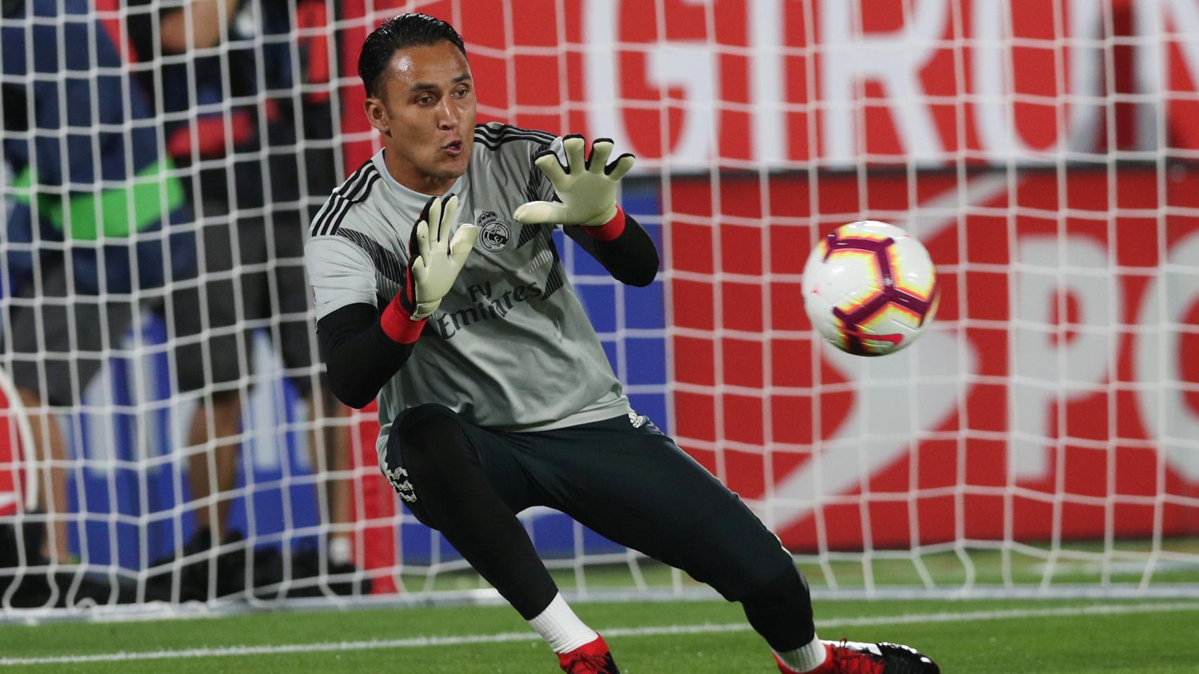 Keylor Navas calienta antes del Girona - Real Madrid