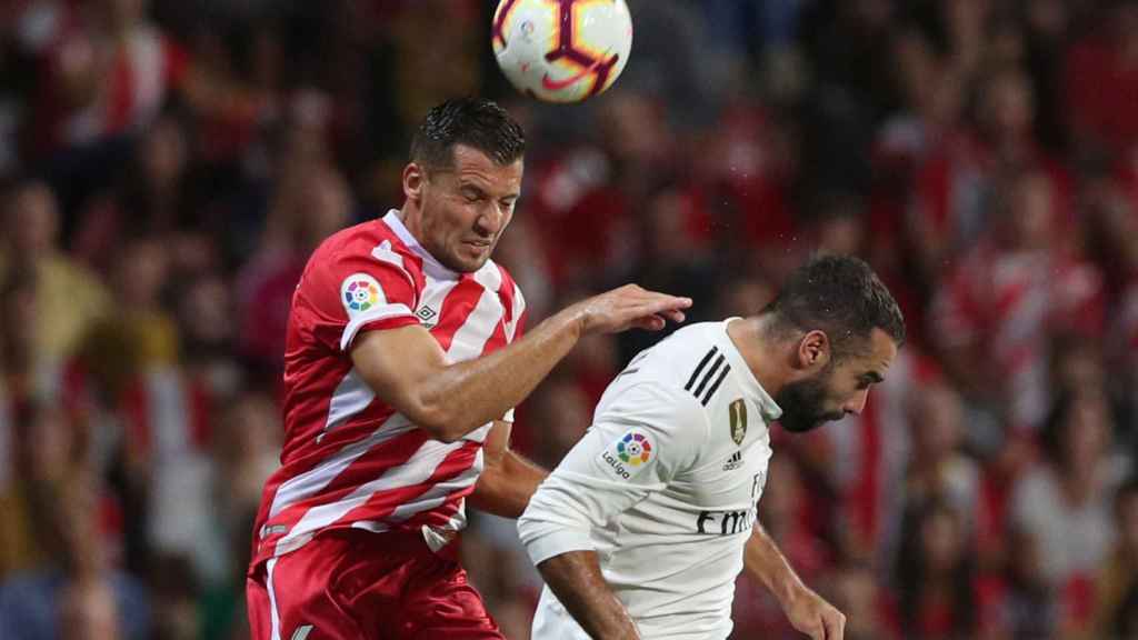 Carvajal salta para rematar un balón ante un jugador del Girona