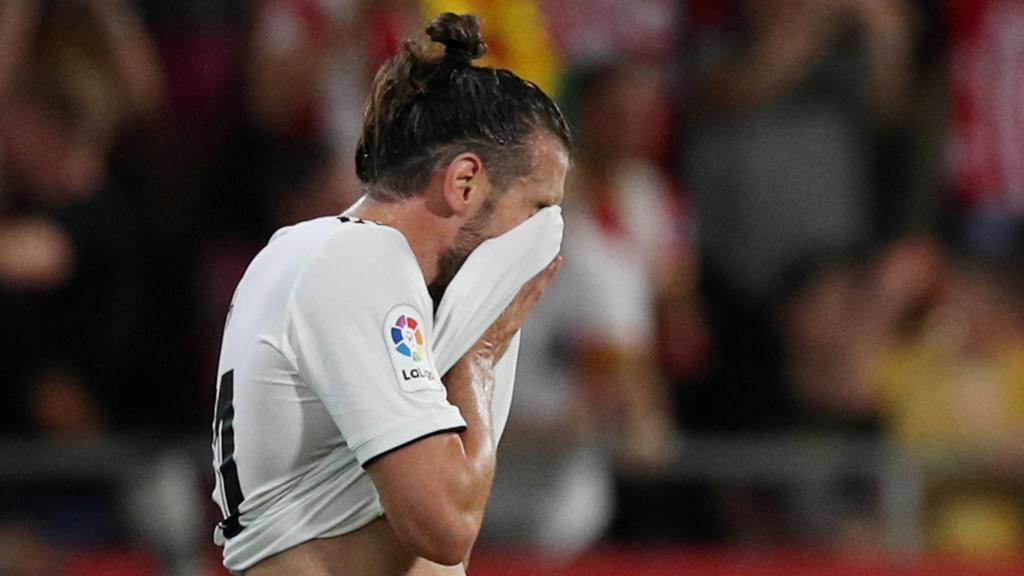 Gareth Bale, tapando su cara con la camiseta