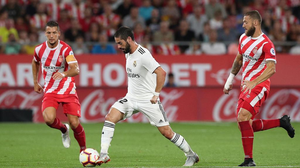 Isco Alarcón, rodeado de dos jugadores del Girona