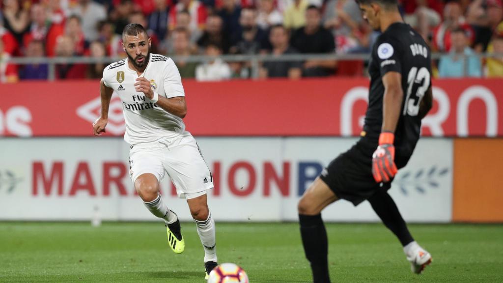 Benzema pelea por un balón ante Bounou