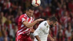 Carvajal disputa un balón aéreo con Álex Granell durante el Girona - Real Madrid