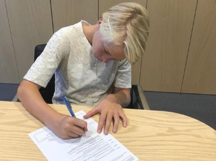 Daniel Gudjohnsen firma su contrato con el Real Madrid. Foto: Instagram (@daniel_gudjohnsen)