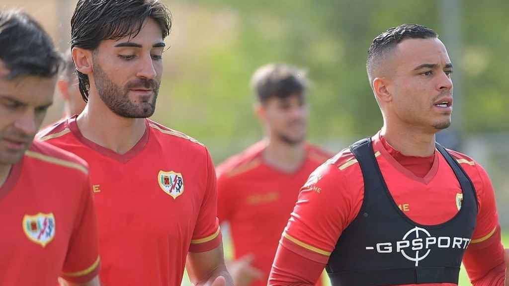 José León y Raúl de Tomás entrenan con el Rayo Vallecano. Foto: Twitter (@RayoVallecano)