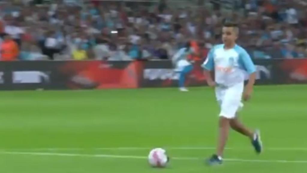 Un niño seguidor del Olympique de Marsella marca un gol