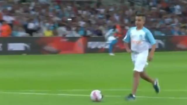 Un niño seguidor del Olympique de Marsella marca un gol