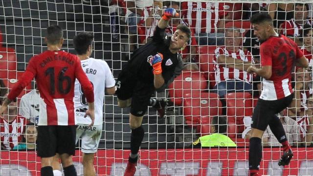 Unai Simón despeja un balón en el ATHLETIC DE BILBAO / HUESCA