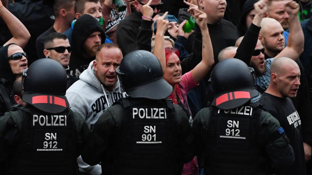 La muerte de un hombre en el este alemán desata acoso xenófobo ultraderechista.