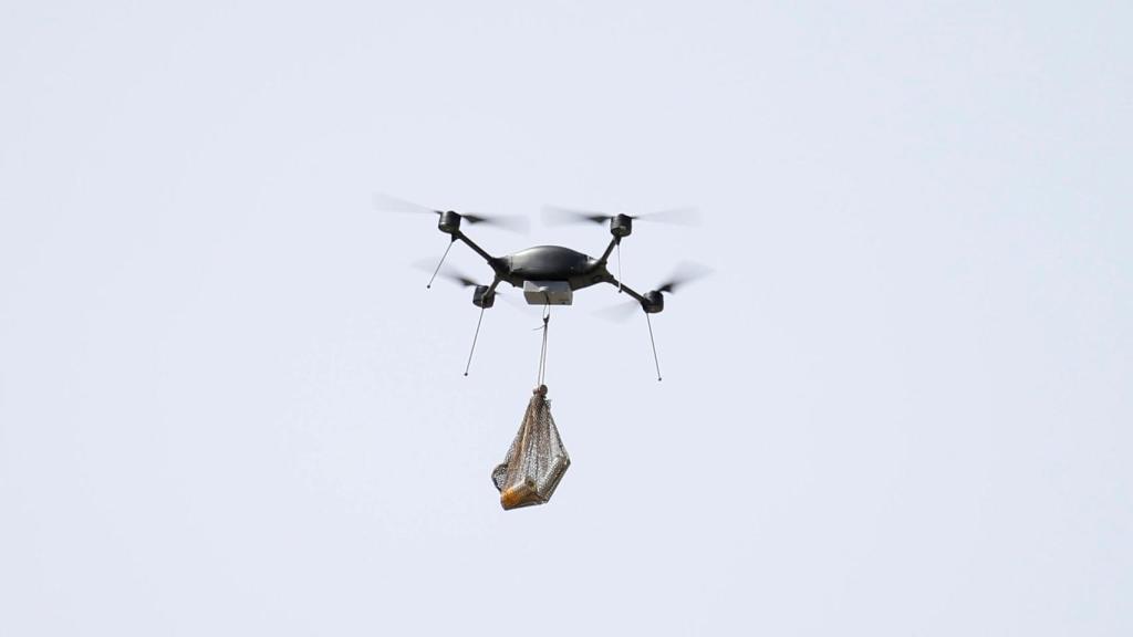 Un dron transportando mercancía.