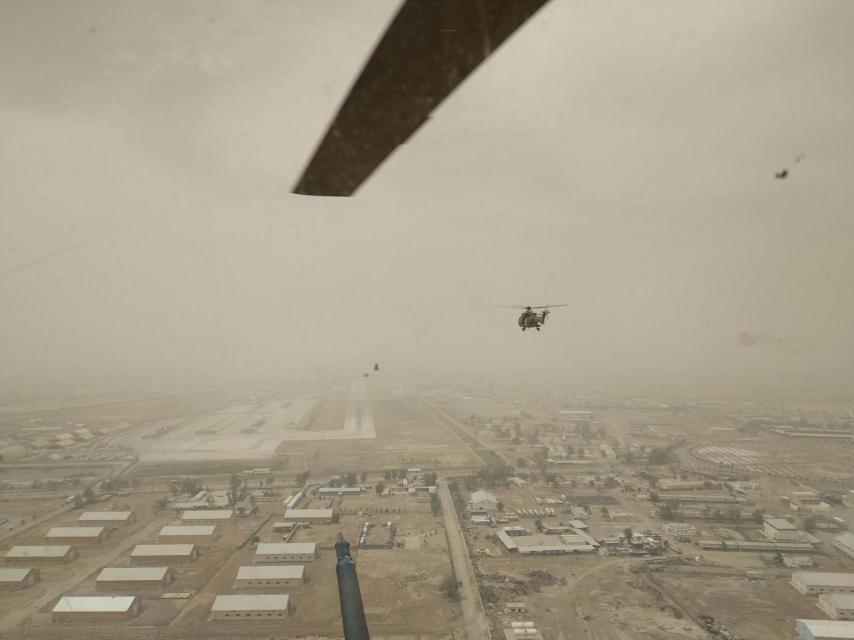 Vista desde el interior de unos de los helicópteros españoles sobrevolando Irak.