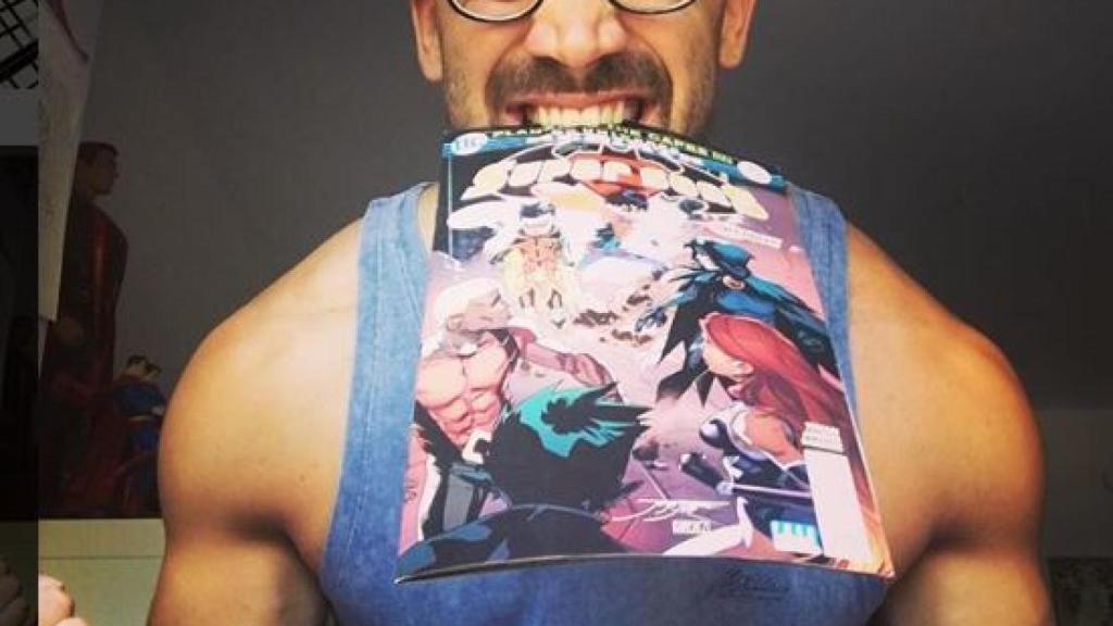 Jorge Jiménez, con un cómic de Supersons