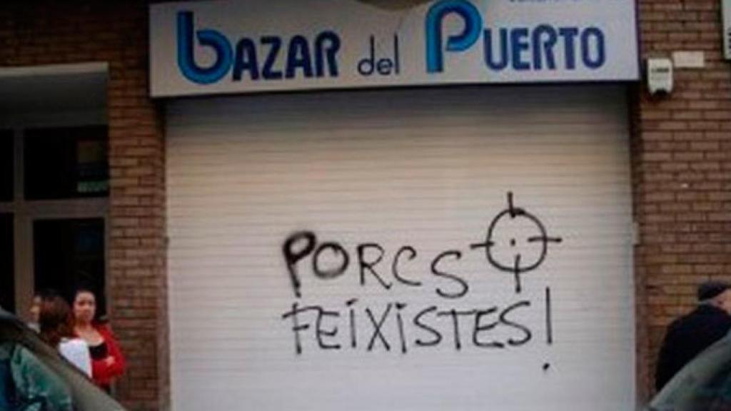 Una pintada en Barcelona contra un comercio rotulado en castellano.