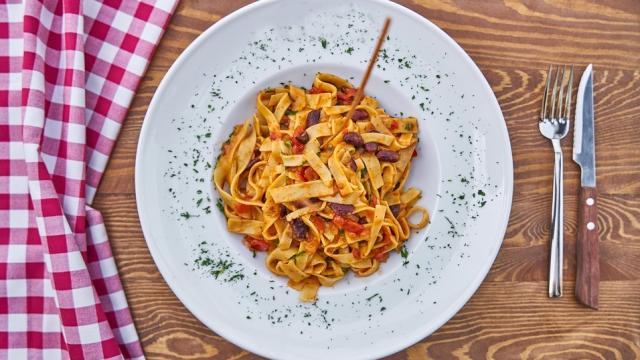 Un plato de pasta listo para ser devorado.