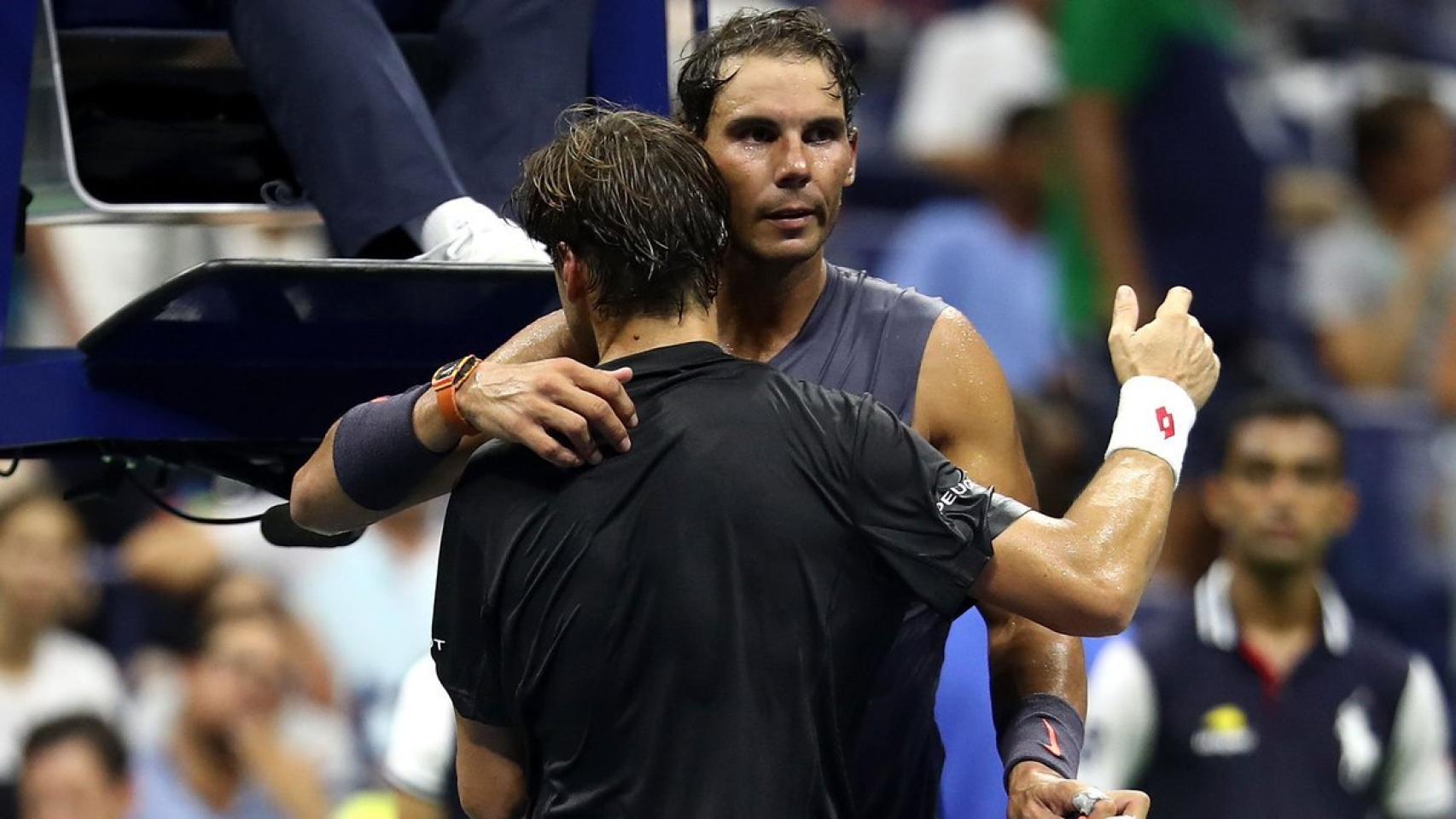 Nadal consuela a Ferrer tras su retirada del partido.