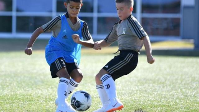 Cristiano JR. disputa el balón en su primer entrenamiento con el benjamín de la Juventus. Foto: juventus.com