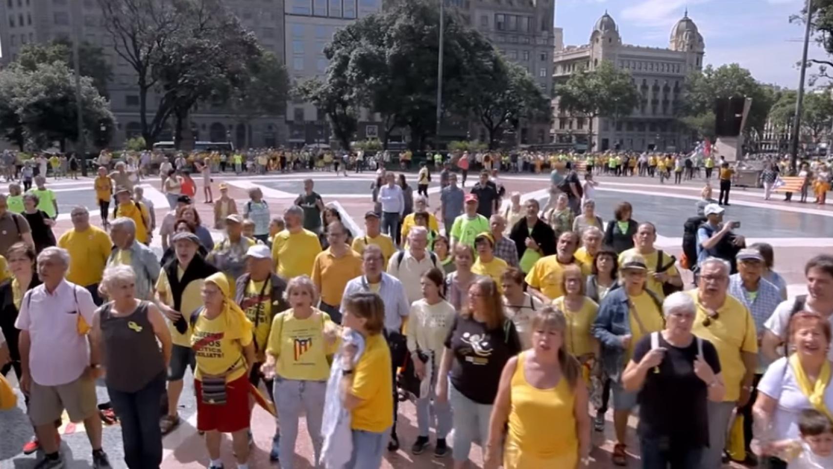 Decenas de independentistas cantando al ritmo de 'Los Miserables'.