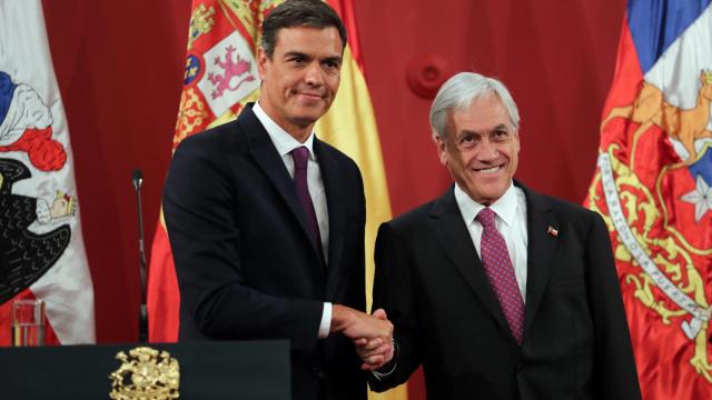 Pedro Sánchez durante su comparecencia conjunta con Sebastián Piñera en el Palacio de la Moneda, en Chile.