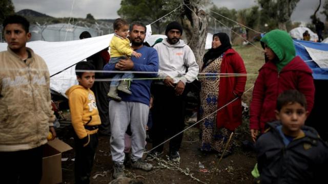 Un grupo de refugiados en el campo Moria.