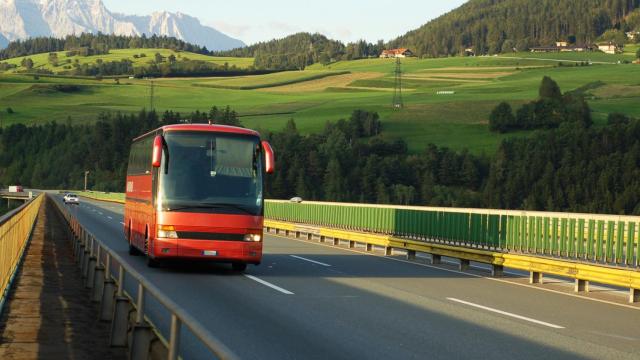 Unos pasajeros de un autobús se quedan en tierra tras la parada y la lían parda