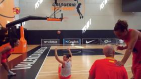 Silvia Domínguez anota un increíble triple. Foto: Twitter (@baloncestofeb)