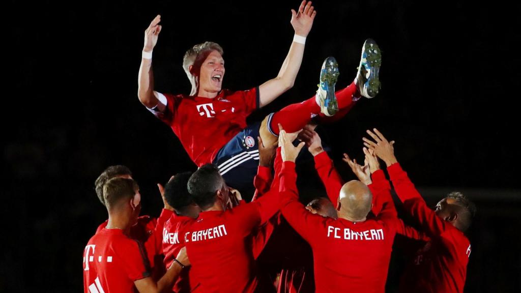 Schweinsteiger, manteado por sus compañeros.