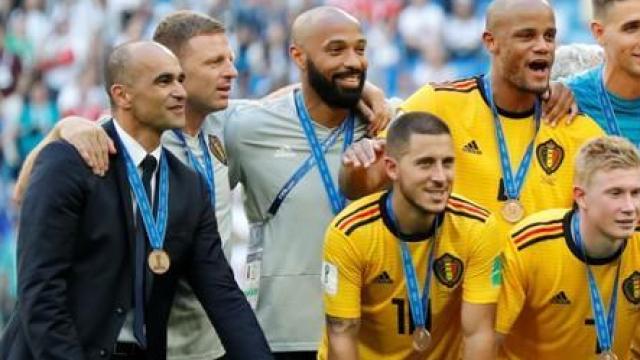 Roberto Martínez y Hazard reciben la medalla de bronce con Bélgica