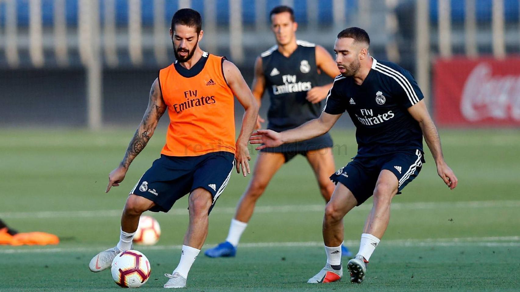 Isco da un pase ante la mirada de Carvajal