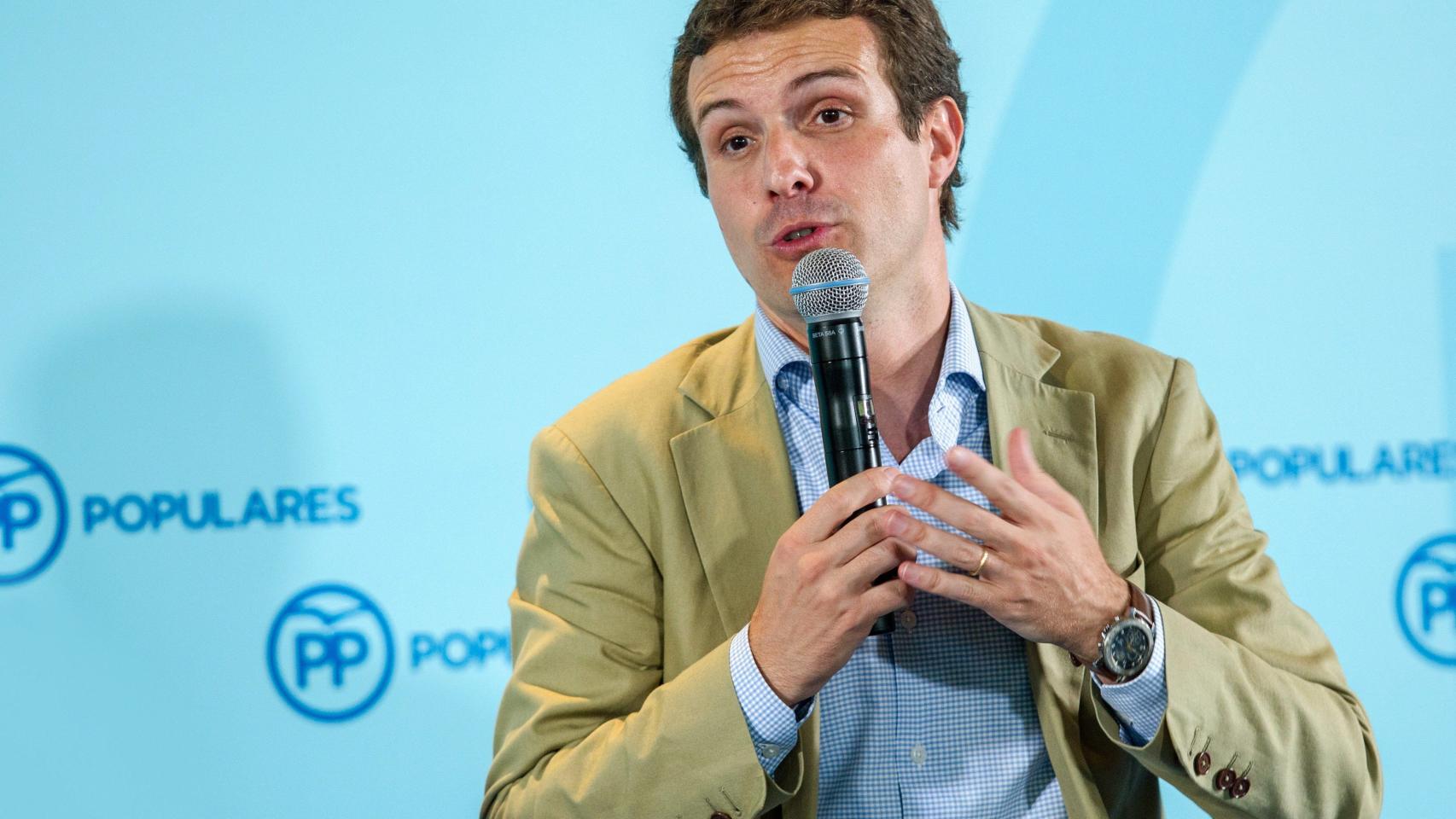 El líder del PP, Pablo Casado, interviene durante el acto con alcaldes y cargos electos del PP de La Rioja.